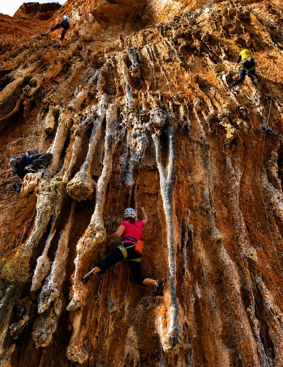 CLIMBING IN LEONIDIO